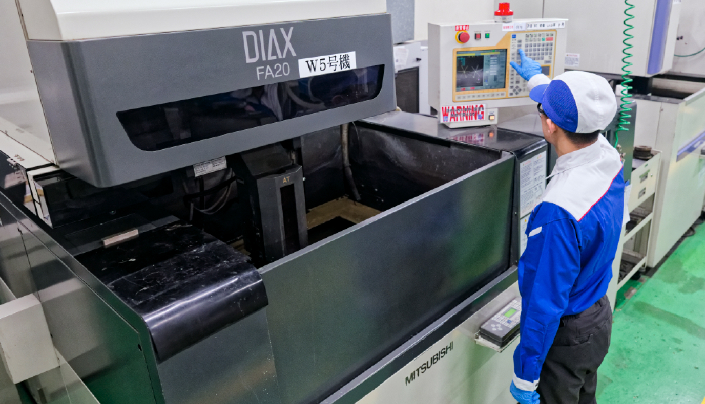 ワイヤ放電加工機